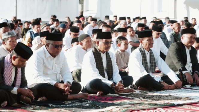 Bupati Solok Selatan, Khairunas (tengah)