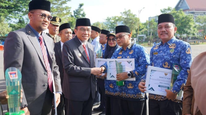 Maigus Nasir (tengah)