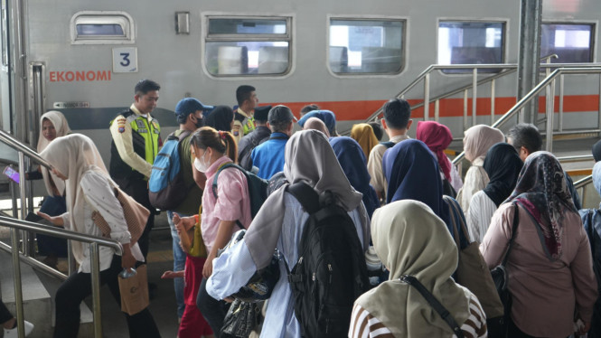 Penumpang menaiki Kereta Api Pariaman Ekspres