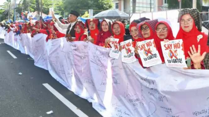 Penandatanganan dilakukan di atas kain putih sepanjang 1 kilometer sebagai simbol komitmen bersama menolak penyalahgunaan narkoba, penyimpangan seksua