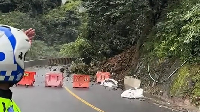 Longsor di Km 66.700 lembah anai, Rabu 24 juni 2026, sekitar pukul 13.30 WIB . Untuk sementara jalur lembah anai ditutup.
