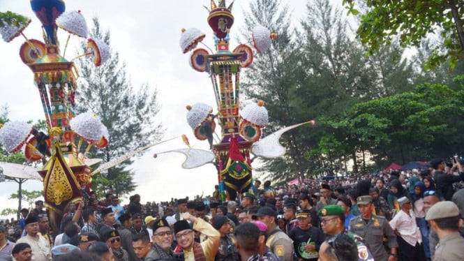 Wakil Menteri Kebudayaan Republik Indonesia, Giring Ganesha, menghadiri Pesona Budaya Hoyak Tabuik Piaman 2026