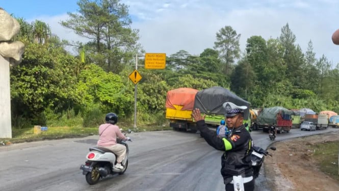 Empat Truk Rusak dan Material Flyover Sumbat Sitinjau Lauik, Pengendara Terjebak Berjam-jam