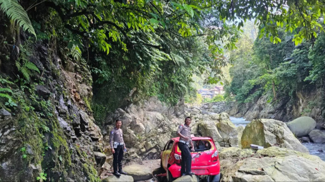 Hilang Kendali, Mobil Bermuatan Pasutri dan Bayi Masuk Jurang 50 Meter di Malibo Anai