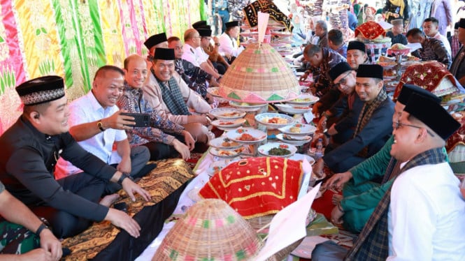 Makan Bajamba yang dilaksanakan Pemerintah Kota Pariaman dalam rangka meriahkan Hari Jadi Kota Pariaman ke-24