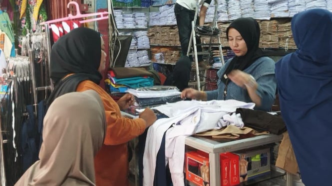 Toko-toko perlengkapan sekolah di Pasar Pusat Padang Panjang dipadati pembeli menjelang dimulainya tahun ajaran baru 2026/2027.