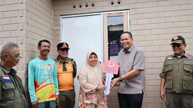Wali Kota Pariaman, Yota Balad menyerahkan secara simbolis kunci rumah Hunian Tetap (Huntap) Mandiri kepada Emridona warga terdampak bencana hidromete