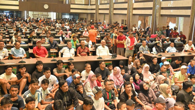 Warga memadati kawasan Kantor Gubernur Sumatera Barat (Sumbar) untuk mengikuti kegiatan Car Free Day (CFD) yang dirangkai dengan nonton bareng (nobar)