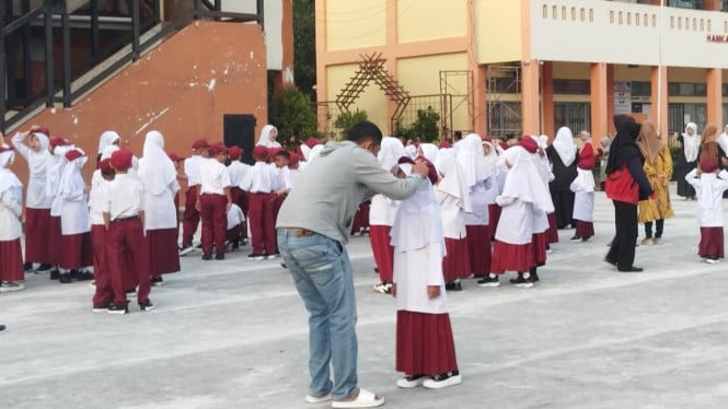 Gerakan Ayah Mengantar Anak ke Sekolah (GAMAS)