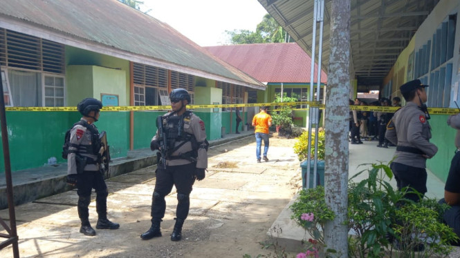 Personel Brimob Polda Sumatera Barat saat berjaga di lokasi ledakan yang diduga berasal dari bom rakitan di MAN 3 Kota Padang, Kelurahan Balai Gadang,
