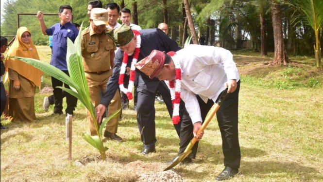 Menteri Lingkungan Hidup RI, Mohammad Jumhur Hidayat, melalui aksi penanaman mangrove dan kelapa di kawasan Politeknik Pelayaran Sumatera Barat.