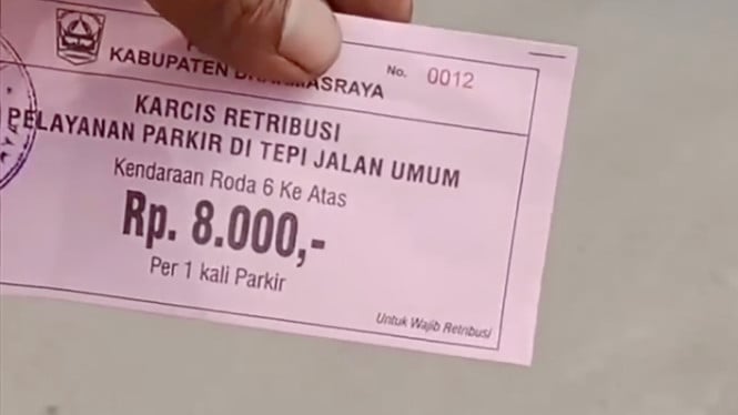 Karcis parkir resmi dengan stempel dari Dishub Kabupaten Dhasmasraya, dengan bertuliskan pelayanan parkir di tepi jalan umum.