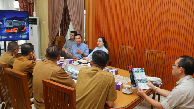 Wali Kota Payakumbuh Zulmaeta menyiapkan pengembangan transportasi publik berbasis kendaraan listrik sebagai bagian dari transformasi sistem transport