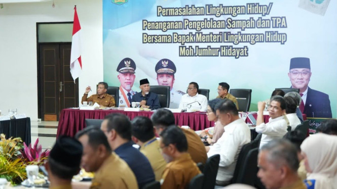 Rapat Koordinasi Pengelolaan Sampah dan Penanganan Tempat Pemrosesan Akhir (TPA) yang dipimpin Gubernur Sumbar, Mahyeldi Ansharullah bersama Menteri L