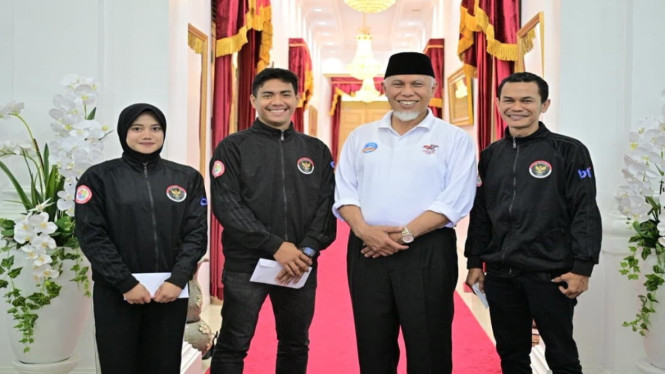 Gubernur Sumbar, Mahyeldi (tengah)