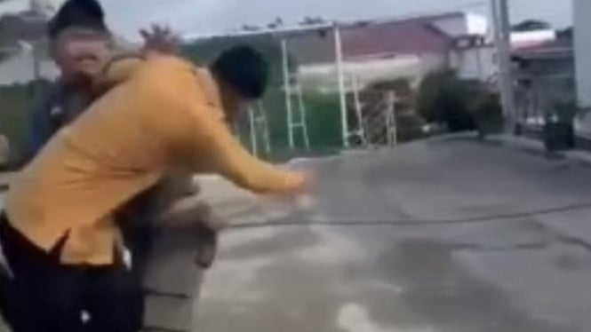 Petugas Satpol PP terlibat saling dorong dengan civitas akademika, yang menyebabkan terjadinya aksi kekerasan, dimana ada dosen yang diseret petugas.