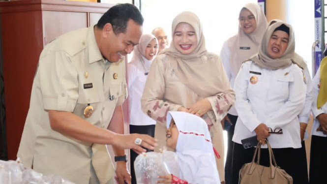 Wali Kota Pariaman, Yota Balad menggelar aksi penyerahan bibit ikan koi kepada siswa Sekolah Dasar (SD) di Kota Pariaman, Rabu (5/8).