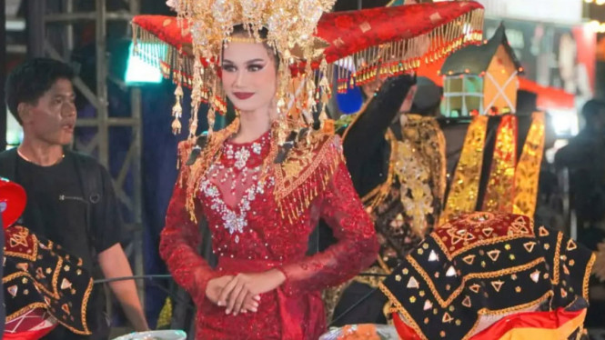 Memeriahkan Hari Jadi Kota (HJK) Padang ke-357, Pemerintah Kota Padang menggelar Festival Pawai Telong-Telong.