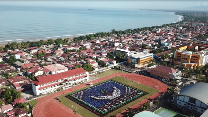 Salah satu formasi papermob Mahasiswa Baru UNP 2026.