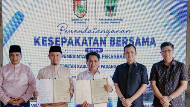 Penandatanganan kerja sama oleh Wali Kota Pekanbaru Agung Nugroho bersama Bupati Padang Pariaman John Kenedy Aziz di Rumah Dinas Wali Kota Pekanbaru,