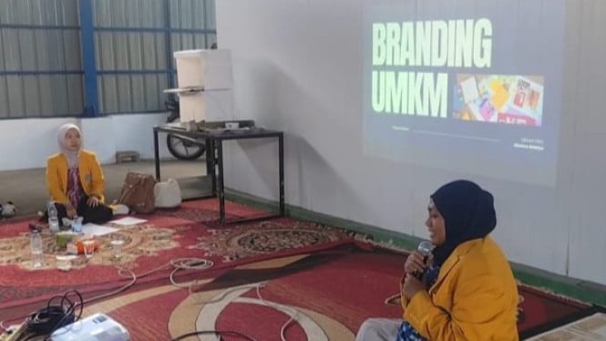 Program Studi Desain Komunikasi Visual (DKV), Fakultas Bahasa dan Seni (FBS), Universitas Negeri Padang (UNP) memberikan pelatihan pemasaran digital k