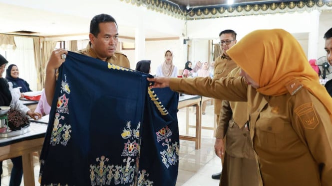 Wali Kota Pariaman, Yota Balad salurkan Bantuan Paket Usaha Batik dan Rajutan kepada 45 pengrajin lokal bertempat di Balairung Rumah Dinas Walikota, S