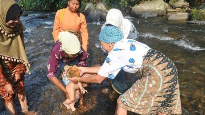 tradisi turun mandi