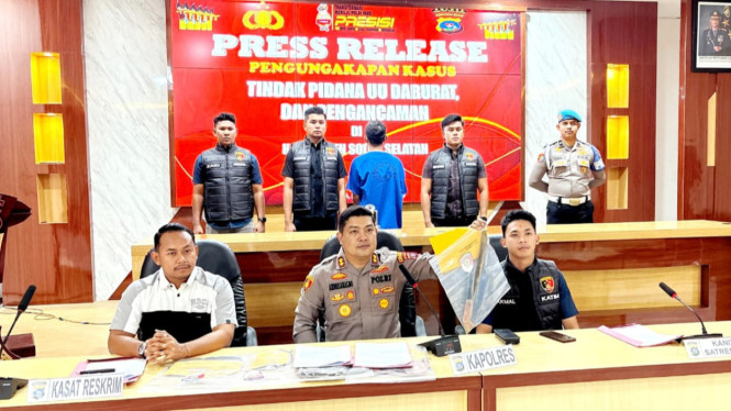 Kapolres Solok Selatan AKBP Andreanaldo Ademi, S.H., S.I.K. didampingi Kasad Reskrim dan Kanit Resum memberikan keterangan pers terkait dua perkara be