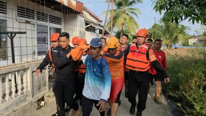 Tim SAR gabungan eaat mengevakuasi jasad Zahir yang sebelumnya hanyut di kawasan Muara Air Tawar, aliran Sungai Batang Kuranji, Kota Padang, Minggu (1