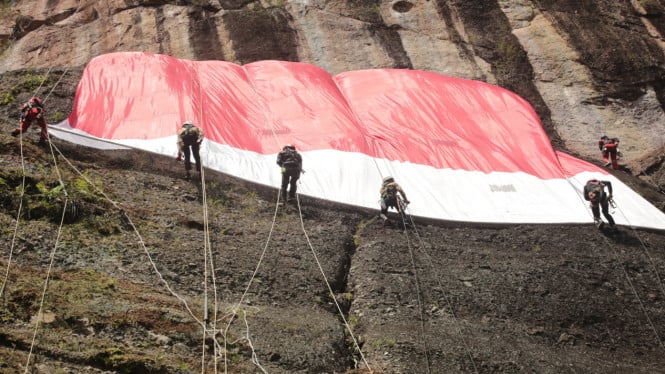 Pengibaran Bendera Merah Putih di Tebing Lembah Harau