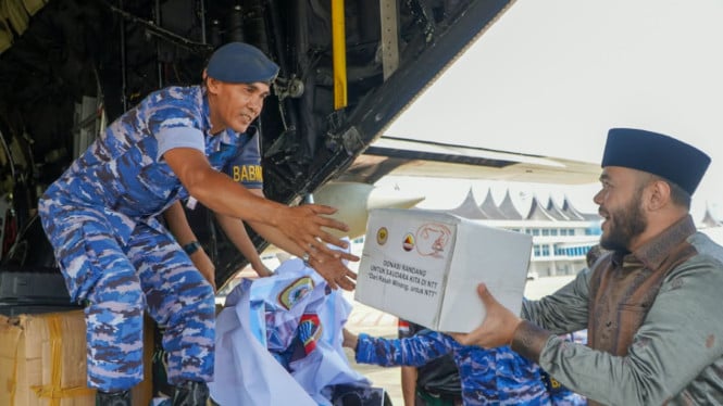 wali-kota-padang-fadly-amran-lepas-bantuan-rendang-untuk-korban-gempa-ntt