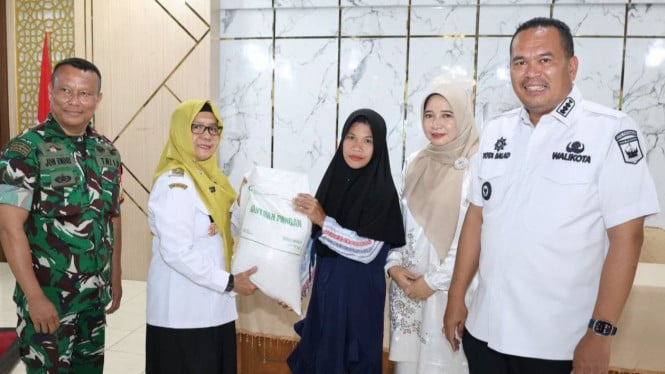 Wali Kota Pariaman Yota Balad menyalurkan bantuan pangan beras Cadangan Pangan Pemerintah (CPP) alokasi Juli–September 2026 kepada 10.126 keluarga kur