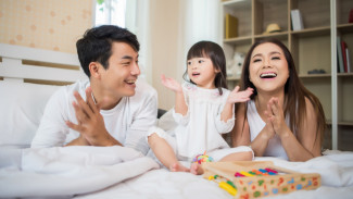 Saat Ayah dan Ibu Mesra, Anak Juga Belajar Mencinta