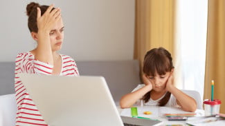 Biar Tetap Waras! Ini 5 Cara Mengatasi Jenuh Jadi Ibu Rumah Tangga