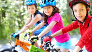 7 Tips Agar Anak Tumbuh Menjadi Pribadi yang Percaya Diri dan Mandiri Sejak Dini