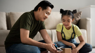 8 Rahasia Jadi Ayah Idaman Bagi Anak Perempuan
