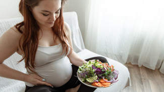 Waspada, Moms! Ini Daftar Makanan yang Bisa Picu Keguguran Menurut Dokter Kandungan