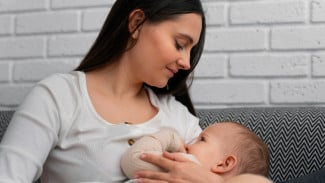 Moms Wajib Tahu, Posisi dan Perlekatan saat Menyusui