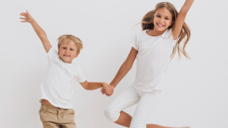 Mengapa Anak Hiperaktif Saat Ada Tamu? Begini Penjelasan Pakar Parenting