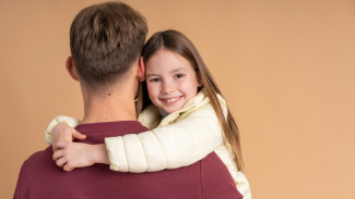 Anak dengan Love Language Physical Touch: Pentingnya Pelukan, Dampak & Bahayanya Jika Terabaikan