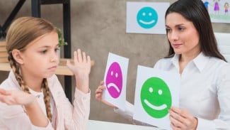7 Cara Orang Tua Meningkatkan Kecerdasan Emosional Anak Menurut Pakar