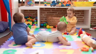 Tahapan Bermain Anak: Kenali 6 Fase Sosialisasi Sebelum Usia 3 Tahun