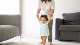 Anak Belum Bisa Berjalan? Berikut 10 Cara Efektif Mengajarinya