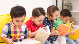 Anak 5 Tahun Belum Bisa Membaca? Tenang, Moms! Ini Penjelasan Dokter dan Psikolog Anak