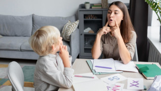 5 Kebiasaan Sepele yang Bisa Bikin Anak Speech Delay, Menurut Psikolog Anak