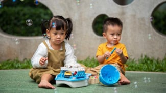 Jangan Cuma di Rumah! Ini Alasan Ilmiah Anak Perlu Main di Luar Menurut Dokter & Psikolog