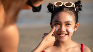 Kulit Si Kecil Butuh Perlindungan! Tips Dokter Pilih Sunscreen Anak