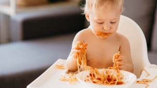 Jangan Panik Saat Anak Makan Belepotan dan Berantakan, Moms! Ternyata Itu Fase Penting Menurut Psikolog