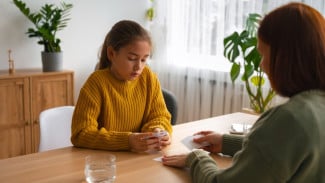 4 Alasan Anak Enggan Cerita ke Orang Tua: Jangan Sampai Sikap Kita Jadi Penyebabnya!