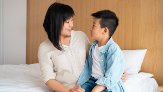 Niatnya Sayang, Tapi Kok Jadi People Pleasing ke Anak?